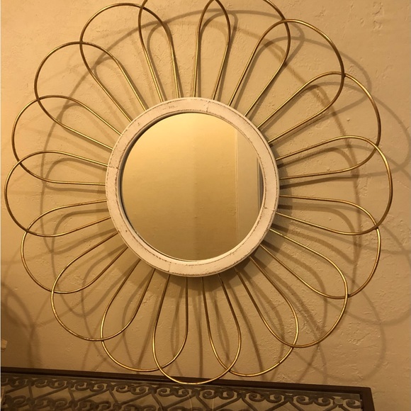 Round Mirrors for Wall DecorGreat Home Accessories for Bedroom or Mantels. Gold - Picture 1 of 3